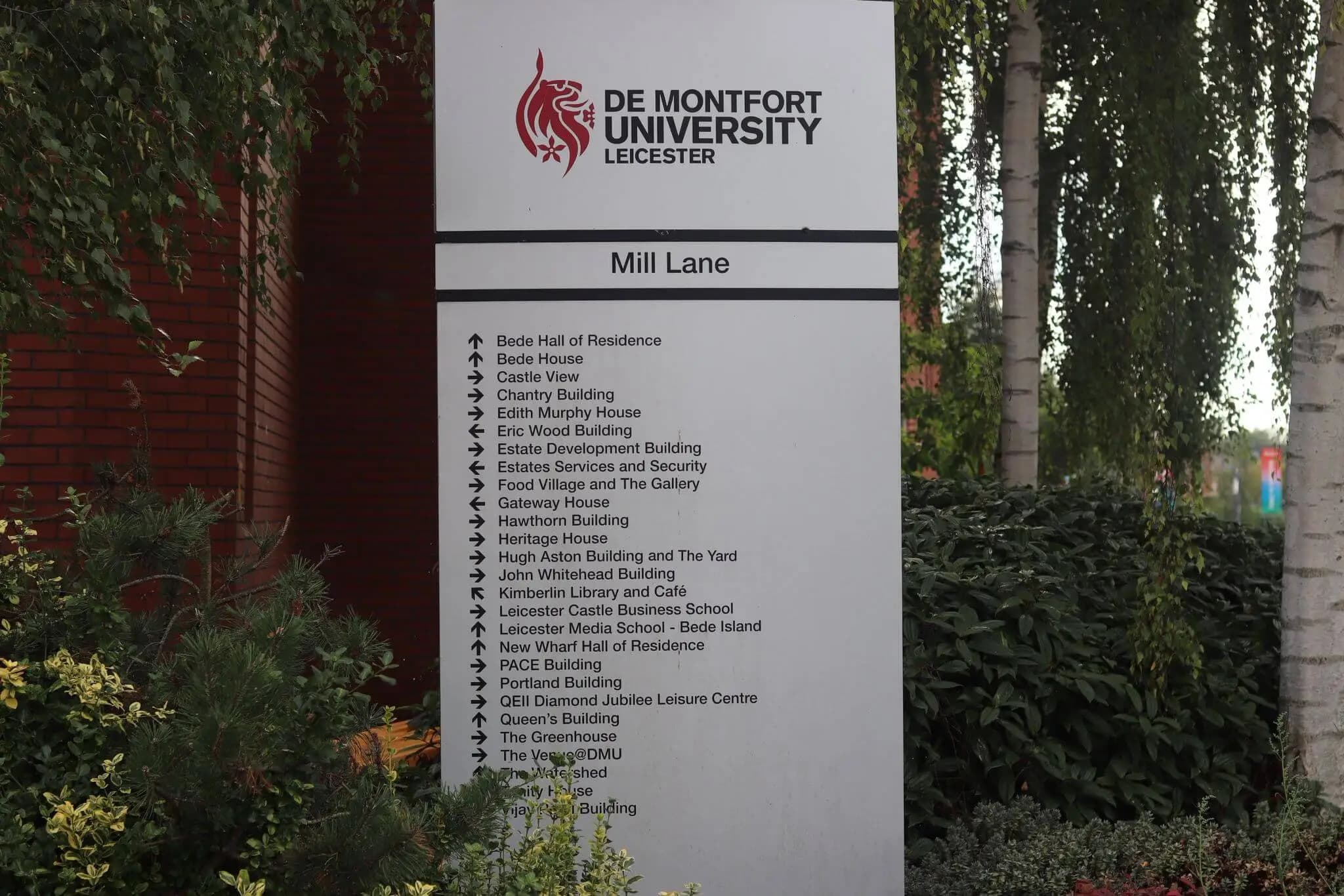 De Montfort University taxi service - Aylestone Kings reliable student transport to and from DMU campus in Leicester